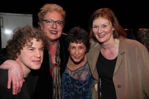 15-03-2013 SHOWBIZZ; HEDDY LESTER EN INE KUHR ZIJN DE FOUTE SARAHS.Vanaf de dag dat u vijftig wordt is niets meer hetzelfde. Plotseling wordt u bedolven onder de Sarah-aanbiedingen  van Tena Ladies, Durex glijmiddel tot artrose cremepjes. Maar dat is nog niet het ergste! Want opeens worden er ook allerlei eisen aan u gesteld door mensen die het beter weten. Maar als u weigert te schikken beginnen de problemen pas goed. Want voor foute Sarahs is geen plek in de samenleving. Logisch dus dat maar weinig Sarahs die strijd aangaan. Maar ze zijn er wel. Laat u meevoeren naar het hol van deze dappere leeuwinnen. Beleef de scherpe dialogen, ontboezemingen en levenshumor. Wees getuige van confrontaties tussen oudere en jongere vrouwen. Heddy Lester en Ine kuhr met in elk theater een gastacteur.
foto: Albert den Iseger