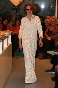 31-03-2013 SHOWBIZZ; SHEILA DE VRIES GEEFT EXCLUSIEVE AVONDSHOW. AMSTERDAM - Het is akelig koud de hele week. Een snijdende wind, constateerde fashiondesigner Sheila De Vries die een exclusieve avondshow geeft voor haar klanten in haar winkel Sheila & Gideon Collections in de Cornelis Schuytstraat. Maar ondanks het ijskoude weer presenteren wij vanavond toch veel lange luchtige zomerjurken met een lage rug. Sheila De Vries werd onder meer bekend door de prachtige couture die zij ontwerpt voor Koningin Beatrix. Iedereen wacht met spanning op De Jurk van 30 april. Maar vanavond wordt haar show gepresenteerd door ... de actrices van Purper.
Zij laten in haar winkel in de hoofdstad haar nieuwe collectie zien. Met veel lange jurken en kaftans voor iedere maat en figuur. Van slankmakende voile en kantachtige materialen. Sheila reist de hele wereld af voor deze unieke stoffen waarvan zij zeer verschillende creaties maakt. Deze keer adviseert zij haar klanten voor de zomer altijd iets van zwart en wit in de kast te hebben. En dat mag ook best in een dessin zijn uitgevoerd.
Sheila maakt prachtige feelgood-jurken die iedere vrouw zowel op een gala als op een avond thuis fasntastisch staan. Jasjes met een meesterlijk dessin, bijzondere tassen, schoenen en sieraden naar eigen ontwerp. En Gideon toont markante jacks voor de moderne man. 
Alle actrices van Purper hebben hun eigen onnavolgbare manier om de creaties van Sheila aan de klanten te tonen. De markante verschijning van Gerrie Van der Klei is onvergetelijk als zij tijdens haar ronde in een lange krijtwitte en rechte jurk van opengewerkt materiaal vol waardigheid met een grote donkere bril op snel een slokje uit een glas wijn gapt. Zoiets zul je een echte mannequin nooit zien doen. Celine Purcell met haar grappige uitstraling is eenvoudig zichzelf.
Ook de blonde Mylou Frencken maakt tijdens deze show wat vrolijke danspassen die herinneren aan de Zumba van de sportschool. Enkele van de klanten van Sheila vertellen mij tijdens de afterparty deze show zo waarderen omdat hier nu eens dames met echte rondingen te zien zijn die ieder hun eigen stijl hebben... Dat klopt want de mysterieuze gratie van professionele mannequins is echt een vak apart. Toch weet Sheila s muze Anouk Van Nes als getraind danseres in een lange zwarte galajurk deze stijl met haar bijzondere flair goed te presenteren.
Het publiek houdt af en toe de adem in bij deze bijzondere Purper-presentatie. Maar hoe verrassend is dit theaterseizoen waar in plaats van vier heren in rokkostuum nu eens een groep van vier vrouwen in rok op de buhne als Purper optreedt. Vier dames die van wanten weten! De Purper Ladies zijn Gerrie Van der Klei, Anouk Van Nes, Celine Purcell en Mylou Frencken.
Vier vakvrouwen ook die hun sporen in het theater ruimschoots hebben verdiend en garant staan voor topkwaliteit, passend bij de Purper traditie. Een traditie die zich in het komend seizoen zal vernieuwen en verdiepen. Vrouwen van verschillende leeftijd en achtergrond die het publiek een avondlang zinnig entertainen. Vrouwen met lef, gein en geweldige stemmen. Het moet een Purper op haar best worden. Uniek. Als genre op zich, niet te imiteren.
Thema: Hoe staan vrouwen van verschillende leeftijden vandaag de dag in het leven? Een onderwerp dat met een gezonde dosis zelfspot tot een hilarische theateravond zal leiden. 
Fasten your seatbelts: de Purper Ladies komen eraan! Het wordt een heerlijk avondje uit!
foto: Albert den Iseger.