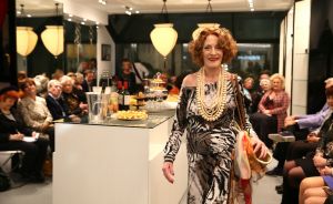 31-03-2013 SHOWBIZZ; SHEILA DE VRIES GEEFT EXCLUSIEVE AVONDSHOW. AMSTERDAM - Het is akelig koud de hele week. Een snijdende wind, constateerde fashiondesigner Sheila De Vries die een exclusieve avondshow geeft voor haar klanten in haar winkel Sheila & Gideon Collections in de Cornelis Schuytstraat. Maar ondanks het ijskoude weer presenteren wij vanavond toch veel lange luchtige zomerjurken met een lage rug. Sheila De Vries werd onder meer bekend door de prachtige couture die zij ontwerpt voor Koningin Beatrix. Iedereen wacht met spanning op De Jurk van 30 april. Maar vanavond wordt haar show gepresenteerd door ... de actrices van Purper.
Zij laten in haar winkel in de hoofdstad haar nieuwe collectie zien. Met veel lange jurken en kaftans voor iedere maat en figuur. Van slankmakende voile en kantachtige materialen. Sheila reist de hele wereld af voor deze unieke stoffen waarvan zij zeer verschillende creaties maakt. Deze keer adviseert zij haar klanten voor de zomer altijd iets van zwart en wit in de kast te hebben. En dat mag ook best in een dessin zijn uitgevoerd.
Sheila maakt prachtige feelgood-jurken die iedere vrouw zowel op een gala als op een avond thuis fasntastisch staan. Jasjes met een meesterlijk dessin, bijzondere tassen, schoenen en sieraden naar eigen ontwerp. En Gideon toont markante jacks voor de moderne man. 
Alle actrices van Purper hebben hun eigen onnavolgbare manier om de creaties van Sheila aan de klanten te tonen. De markante verschijning van Gerrie Van der Klei is onvergetelijk als zij tijdens haar ronde in een lange krijtwitte en rechte jurk van opengewerkt materiaal vol waardigheid met een grote donkere bril op snel een slokje uit een glas wijn gapt. Zoiets zul je een echte mannequin nooit zien doen. Celine Purcell met haar grappige uitstraling is eenvoudig zichzelf.
Ook de blonde Mylou Frencken maakt tijdens deze show wat vrolijke danspassen die herinneren aan de Zumba van de sportschool. Enkele van de klanten van Sheila vertellen mij tijdens de afterparty deze show zo waarderen omdat hier nu eens dames met echte rondingen te zien zijn die ieder hun eigen stijl hebben... Dat klopt want de mysterieuze gratie van professionele mannequins is echt een vak apart. Toch weet Sheila s muze Anouk Van Nes als getraind danseres in een lange zwarte galajurk deze stijl met haar bijzondere flair goed te presenteren.
Het publiek houdt af en toe de adem in bij deze bijzondere Purper-presentatie. Maar hoe verrassend is dit theaterseizoen waar in plaats van vier heren in rokkostuum nu eens een groep van vier vrouwen in rok op de buhne als Purper optreedt. Vier dames die van wanten weten! De Purper Ladies zijn Gerrie Van der Klei, Anouk Van Nes, Celine Purcell en Mylou Frencken.
Vier vakvrouwen ook die hun sporen in het theater ruimschoots hebben verdiend en garant staan voor topkwaliteit, passend bij de Purper traditie. Een traditie die zich in het komend seizoen zal vernieuwen en verdiepen. Vrouwen van verschillende leeftijd en achtergrond die het publiek een avondlang zinnig entertainen. Vrouwen met lef, gein en geweldige stemmen. Het moet een Purper op haar best worden. Uniek. Als genre op zich, niet te imiteren.
Thema: Hoe staan vrouwen van verschillende leeftijden vandaag de dag in het leven? Een onderwerp dat met een gezonde dosis zelfspot tot een hilarische theateravond zal leiden. 
Fasten your seatbelts: de Purper Ladies komen eraan! Het wordt een heerlijk avondje uit!
foto: Albert den Iseger.