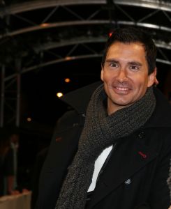 19-03-2013 SHOWBIZZ; NAJIB AMHALI IS VALENTINO IN NIEUWE NEDERLANDSE FAMILIE FILM. 
Valentino 39 jaar is een succesvolle Italiaanse Maserati-verkoper en heeft een relatie met Monique, de dochter van zijn baas. Hij staat op het punt promotie te maken en met zijn grote liefde te trouwen. Maar Valentino heeft een probleem; hij is namelijk geen Italiaan. Als zijn vader een hartaanval krijgt, doet hij een emotioneel beroep op zijn zoon. Valentino stemt in, maar al snel dreigt zijn promotie tot directeur hierdoor volledig in het water te vallen. En erger nog; door alle smoezen begint Monique te twijfelen aan zijn liefde. Om de vrouw van zijn dromen te behouden, zal Valentino zijn Italiaanse masker af moeten zetten. Wij waren bij de premiere in  PaltheTuschinski te Amsterdam en zagen een aantal BN ers de rode loper betreden.
Foto: Albert den Iseger.