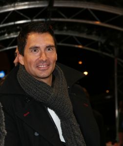 19-03-2013 SHOWBIZZ; NAJIB AMHALI IS VALENTINO IN NIEUWE NEDERLANDSE FAMILIE FILM. 
Valentino 39 jaar is een succesvolle Italiaanse Maserati-verkoper en heeft een relatie met Monique, de dochter van zijn baas. Hij staat op het punt promotie te maken en met zijn grote liefde te trouwen. Maar Valentino heeft een probleem; hij is namelijk geen Italiaan. Als zijn vader een hartaanval krijgt, doet hij een emotioneel beroep op zijn zoon. Valentino stemt in, maar al snel dreigt zijn promotie tot directeur hierdoor volledig in het water te vallen. En erger nog; door alle smoezen begint Monique te twijfelen aan zijn liefde. Om de vrouw van zijn dromen te behouden, zal Valentino zijn Italiaanse masker af moeten zetten. Wij waren bij de premiere in  PaltheTuschinski te Amsterdam en zagen een aantal BN ers de rode loper betreden.
Foto: Albert den Iseger.