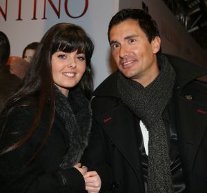 19-03-2013 SHOWBIZZ; NAJIB AMHALI IS VALENTINO IN NIEUWE NEDERLANDSE FAMILIE FILM. 
Valentino 39 jaar is een succesvolle Italiaanse Maserati-verkoper en heeft een relatie met Monique, de dochter van zijn baas. Hij staat op het punt promotie te maken en met zijn grote liefde te trouwen. Maar Valentino heeft een probleem; hij is namelijk geen Italiaan. Als zijn vader een hartaanval krijgt, doet hij een emotioneel beroep op zijn zoon. Valentino stemt in, maar al snel dreigt zijn promotie tot directeur hierdoor volledig in het water te vallen. En erger nog; door alle smoezen begint Monique te twijfelen aan zijn liefde. Om de vrouw van zijn dromen te behouden, zal Valentino zijn Italiaanse masker af moeten zetten. Wij waren bij de premiere in  PaltheTuschinski te Amsterdam en zagen een aantal BN ers de rode loper betreden.
Foto: Albert den Iseger.