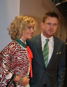 19-03-2013 SHOWBIZZ; NAJIB AMHALI IS VALENTINO IN NIEUWE NEDERLANDSE FAMILIE FILM. 
Valentino 39 jaar is een succesvolle Italiaanse Maserati-verkoper en heeft een relatie met Monique, de dochter van zijn baas. Hij staat op het punt promotie te maken en met zijn grote liefde te trouwen. Maar Valentino heeft een probleem; hij is namelijk geen Italiaan. Als zijn vader een hartaanval krijgt, doet hij een emotioneel beroep op zijn zoon. Valentino stemt in, maar al snel dreigt zijn promotie tot directeur hierdoor volledig in het water te vallen. En erger nog; door alle smoezen begint Monique te twijfelen aan zijn liefde. Om de vrouw van zijn dromen te behouden, zal Valentino zijn Italiaanse masker af moeten zetten. Wij waren bij de premiere in  PaltheTuschinski te Amsterdam en zagen een aantal BN ers de rode loper betreden.
Foto: Albert den Iseger.