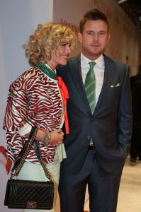 19-03-2013 SHOWBIZZ; NAJIB AMHALI IS VALENTINO IN NIEUWE NEDERLANDSE FAMILIE FILM. 
Valentino 39 jaar is een succesvolle Italiaanse Maserati-verkoper en heeft een relatie met Monique, de dochter van zijn baas. Hij staat op het punt promotie te maken en met zijn grote liefde te trouwen. Maar Valentino heeft een probleem; hij is namelijk geen Italiaan. Als zijn vader een hartaanval krijgt, doet hij een emotioneel beroep op zijn zoon. Valentino stemt in, maar al snel dreigt zijn promotie tot directeur hierdoor volledig in het water te vallen. En erger nog; door alle smoezen begint Monique te twijfelen aan zijn liefde. Om de vrouw van zijn dromen te behouden, zal Valentino zijn Italiaanse masker af moeten zetten. Wij waren bij de premiere in  PaltheTuschinski te Amsterdam en zagen een aantal BN ers de rode loper betreden.
Foto: Albert den Iseger.