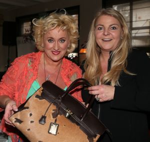 20-03-2013 SHOWBIZZ; OP DE JAARLIJKSE NANNIC PARTY WON ANTJE MONTERO DE AWARD. 
Tijdens de jaarlijkse Nannic Lunch wordt altijd een prijs uitgereikt voor aan een bekende vrouw die verantwoordelijkheid neemt voor haar eigen leven en voor haar omgeving. En dit jaar was dat Antje Monteiro.
foto: Albert den Iseger.