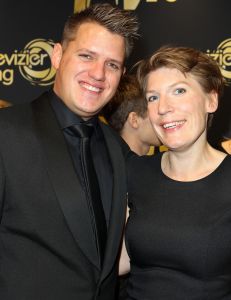 09-03-2013 SHOWBIZZ; KEES TOL IS TOCH DE MOL. Het is er uiteindelijk uit KEES IS EEN MOL .Dit is het leukste wat ik ooit gedaan heb vertelde hij. Pauline Cornelisse kwam als winnaar uit de bus van WIE IS DE MOL. Het programma speelde zich dit keer af in Zuid Afrika. De best bekeken aflevering was vorige week toen keken er 2.3 miljoen mensen naar. Presentator Art Rooijakkers kan meer dan tevreden terug kijken op het afgelopen programma. Paulien Cornelisse keert huiswaarts met een beurs gevuld met heel veel  euries. Kees Tol gaat terug naar Volendam als MOL en opent straks de deur van nummer 19 met lege zakken.
foto: Albert den Iseger.