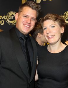 07-03-2013 SHOWBIZZ; KEES TOL IS TOCH DE MOL. Het is er uiteindelijk uit KEES IS EEN MOL .Dit is het leukste wat ik ooit gedaan heb vertelde hij. Pauline Cornelisse kwam als winnaar uit de bus van WIE IS DE MOL. Het programma speelde zich dit keer af in Zuid Afrika. De best bekeken aflevering was vorige week toen keken er 2.3 miljoen mensen naar. Presentator Art Rooijakkers kan meer dan tevreden terug kijken op het afgelopen programma. Paulien Cornelisse keert huiswaarts met een beurs gevuld met heel veel  euries. Kees Tol gaat terug naar Volendam als MOL en opent straks de deur van nummer 19 met lege zakken.
foto: Albert den Iseger.