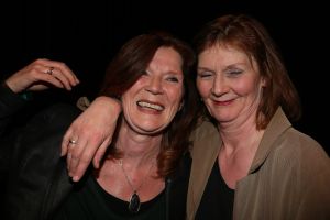 15-03-2013 SHOWBIZZ; HEDDY LESTER EN INE KUHR ZIJN DE FOUTE SARAHS.Vanaf de dag dat u vijftig wordt is niets meer hetzelfde. Plotseling wordt u bedolven onder de Sarah-aanbiedingen  van Tena Ladies, Durex glijmiddel tot artrose cremepjes. Maar dat is nog niet het ergste! Want opeens worden er ook allerlei eisen aan u gesteld door mensen die het beter weten. Maar als u weigert te schikken beginnen de problemen pas goed. Want voor foute Sarahs is geen plek in de samenleving. Logisch dus dat maar weinig Sarahs die strijd aangaan. Maar ze zijn er wel. Laat u meevoeren naar het hol van deze dappere leeuwinnen. Beleef de scherpe dialogen, ontboezemingen en levenshumor. Wees getuige van confrontaties tussen oudere en jongere vrouwen. Heddy Lester en Ine kuhr met in elk theater een gastacteur.
foto: Albert den Iseger