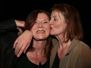 15-03-2013 SHOWBIZZ; HEDDY LESTER EN INE KUHR ZIJN DE FOUTE SARAHS.Vanaf de dag dat u vijftig wordt is niets meer hetzelfde. Plotseling wordt u bedolven onder de Sarah-aanbiedingen  van Tena Ladies, Durex glijmiddel tot artrose cremepjes. Maar dat is nog niet het ergste! Want opeens worden er ook allerlei eisen aan u gesteld door mensen die het beter weten. Maar als u weigert te schikken beginnen de problemen pas goed. Want voor foute Sarahs is geen plek in de samenleving. Logisch dus dat maar weinig Sarahs die strijd aangaan. Maar ze zijn er wel. Laat u meevoeren naar het hol van deze dappere leeuwinnen. Beleef de scherpe dialogen, ontboezemingen en levenshumor. Wees getuige van confrontaties tussen oudere en jongere vrouwen. Heddy Lester en Ine kuhr met in elk theater een gastacteur.
foto: Albert den Iseger