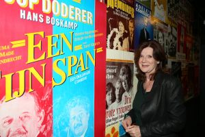 15-03-2013 SHOWBIZZ; HEDDY LESTER EN INE KUHR ZIJN DE FOUTE SARAHS.Vanaf de dag dat u vijftig wordt is niets meer hetzelfde. Plotseling wordt u bedolven onder de Sarah-aanbiedingen  van Tena Ladies, Durex glijmiddel tot artrose cremepjes. Maar dat is nog niet het ergste! Want opeens worden er ook allerlei eisen aan u gesteld door mensen die het beter weten. Maar als u weigert te schikken beginnen de problemen pas goed. Want voor foute Sarahs is geen plek in de samenleving. Logisch dus dat maar weinig Sarahs die strijd aangaan. Maar ze zijn er wel. Laat u meevoeren naar het hol van deze dappere leeuwinnen. Beleef de scherpe dialogen, ontboezemingen en levenshumor. Wees getuige van confrontaties tussen oudere en jongere vrouwen. Heddy Lester en Ine kuhr met in elk theater een gastacteur.
foto: Albert den Iseger