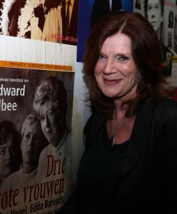 15-03-2013 SHOWBIZZ; HEDDY LESTER EN INE KUHR ZIJN DE FOUTE SARAHS.Vanaf de dag dat u vijftig wordt is niets meer hetzelfde. Plotseling wordt u bedolven onder de Sarah-aanbiedingen  van Tena Ladies, Durex glijmiddel tot artrose cremepjes. Maar dat is nog niet het ergste! Want opeens worden er ook allerlei eisen aan u gesteld door mensen die het beter weten. Maar als u weigert te schikken beginnen de problemen pas goed. Want voor foute Sarahs is geen plek in de samenleving. Logisch dus dat maar weinig Sarahs die strijd aangaan. Maar ze zijn er wel. Laat u meevoeren naar het hol van deze dappere leeuwinnen. Beleef de scherpe dialogen, ontboezemingen en levenshumor. Wees getuige van confrontaties tussen oudere en jongere vrouwen. Heddy Lester en Ine kuhr met in elk theater een gastacteur.
foto: Albert den Iseger