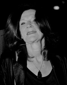15-03-2013 SHOWBIZZ; HEDDY LESTER EN INE KUHR ZIJN DE FOUTE SARAHS.Vanaf de dag dat u vijftig wordt is niets meer hetzelfde. Plotseling wordt u bedolven onder de Sarah-aanbiedingen  van Tena Ladies, Durex glijmiddel tot artrose cremepjes. Maar dat is nog niet het ergste! Want opeens worden er ook allerlei eisen aan u gesteld door mensen die het beter weten. Maar als u weigert te schikken beginnen de problemen pas goed. Want voor foute Sarahs is geen plek in de samenleving. Logisch dus dat maar weinig Sarahs die strijd aangaan. Maar ze zijn er wel. Laat u meevoeren naar het hol van deze dappere leeuwinnen. Beleef de scherpe dialogen, ontboezemingen en levenshumor. Wees getuige van confrontaties tussen oudere en jongere vrouwen. Heddy Lester en Ine kuhr met in elk theater een gastacteur.
foto: Albert den Iseger