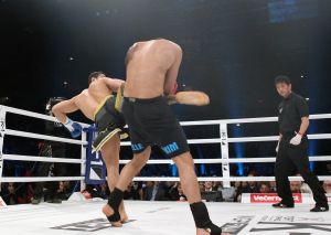 20-03-2013 SPORT; BADR HARI VOOR HET EERST WEER IN DE RING BIJ K-1 GEVECHT IN ZAGREB. Na een korte periode van veel trainen stond Badr Hari weer in de ring in de ARENA van Zagreb. Estelle-Maxime en Joelle waren mee om Badr toe te juichen. Helaas liep Badr in de eerste ronde een heftige  blessure op zodat hij niet verder kon naar de eventuele finale plaats.
foto: Albert den Iseger.