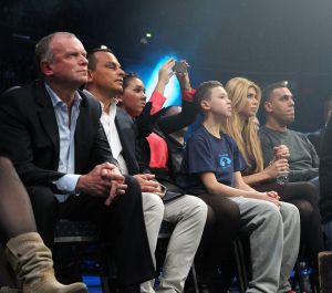 20-03-2013 SPORT; BADR HARI VOOR HET EERST WEER IN DE RING BIJ K-1 GEVECHT IN ZAGREB. Na een korte periode van veel trainen stond Badr Hari weer in de ring in de ARENA van Zagreb. Estelle-Maxime en Joelle waren mee om Badr toe te juichen. Helaas liep Badr in de eerste ronde een heftige  blessure op zodat hij niet verder kon naar de eventuele finale plaats.
foto: Albert den Iseger.