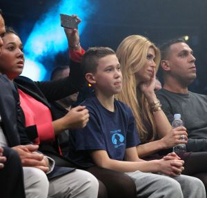 20-03-2013 SPORT; BADR HARI VOOR HET EERST WEER IN DE RING BIJ K-1 GEVECHT IN ZAGREB. Na een korte periode van veel trainen stond Badr Hari weer in de ring in de ARENA van Zagreb. Estelle-Maxime en Joelle waren mee om Badr toe te juichen. Helaas liep Badr in de eerste ronde een heftige  blessure op zodat hij niet verder kon naar de eventuele finale plaats.
foto: Albert den Iseger.