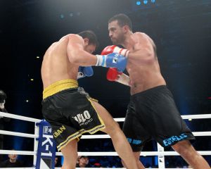 20-03-2013 SPORT; BADR HARI VOOR HET EERST WEER IN DE RING BIJ K-1 GEVECHT IN ZAGREB. Na een korte periode van veel trainen stond Badr Hari weer in de ring in de ARENA van Zagreb. Estelle-Maxime en Joelle waren mee om Badr toe te juichen. Helaas liep Badr in de eerste ronde een heftige  blessure op zodat hij niet verder kon naar de eventuele finale plaats.
foto: Albert den Iseger.