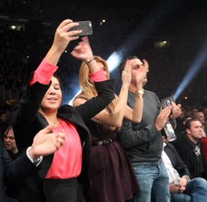 20-03-2013 SPORT; BADR HARI VOOR HET EERST WEER IN DE RING BIJ K-1 GEVECHT IN ZAGREB. Na een korte periode van veel trainen stond Badr Hari weer in de ring in de ARENA van Zagreb. Estelle-Maxime en Joelle waren mee om Badr toe te juichen. Helaas liep Badr in de eerste ronde een heftige  blessure op zodat hij niet verder kon naar de eventuele finale plaats.
foto: Albert den Iseger.