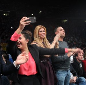 20-03-2013 SPORT; BADR HARI VOOR HET EERST WEER IN DE RING BIJ K-1 GEVECHT IN ZAGREB. Na een korte periode van veel trainen stond Badr Hari weer in de ring in de ARENA van Zagreb. Estelle-Maxime en Joelle waren mee om Badr toe te juichen. Helaas liep Badr in de eerste ronde een heftige  blessure op zodat hij niet verder kon naar de eventuele finale plaats.
foto: Albert den Iseger.