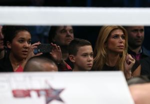 20-03-2013 SPORT; BADR HARI VOOR HET EERST WEER IN DE RING BIJ K-1 GEVECHT IN ZAGREB. Na een korte periode van veel trainen stond Badr Hari weer in de ring in de ARENA van Zagreb. Estelle-Maxime en Joelle waren mee om Badr toe te juichen. Helaas liep Badr in de eerste ronde een heftige  blessure op zodat hij niet verder kon naar de eventuele finale plaats.
foto: Albert den Iseger.