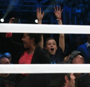 20-03-2013 SPORT; BADR HARI VOOR HET EERST WEER IN DE RING BIJ K-1 GEVECHT IN ZAGREB. Na een korte periode van veel trainen stond Badr Hari weer in de ring in de ARENA van Zagreb. Estelle-Maxime en Joelle waren mee om Badr toe te juichen. Helaas liep Badr in de eerste ronde een heftige  blessure op zodat hij niet verder kon naar de eventuele finale plaats.
foto: Albert den Iseger.