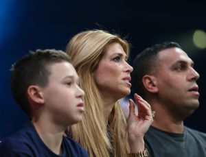 20-03-2013 SPORT; BADR HARI VOOR HET EERST WEER IN DE RING BIJ K-1 GEVECHT IN ZAGREB. Na een korte periode van veel trainen stond Badr Hari weer in de ring in de ARENA van Zagreb. Estelle-Maxime en Joelle waren mee om Badr toe te juichen. Helaas liep Badr in de eerste ronde een heftige  blessure op zodat hij niet verder kon naar de eventuele finale plaats.
foto: Albert den Iseger.