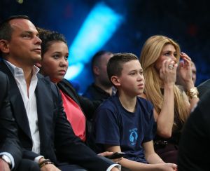 20-03-2013 SPORT; BADR HARI VOOR HET EERST WEER IN DE RING BIJ K-1 GEVECHT IN ZAGREB. Na een korte periode van veel trainen stond Badr Hari weer in de ring in de ARENA van Zagreb. Estelle-Maxime en Joelle waren mee om Badr toe te juichen. Helaas liep Badr in de eerste ronde een heftige  blessure op zodat hij niet verder kon naar de eventuele finale plaats.
foto: Albert den Iseger.