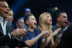 20-03-2013 SPORT; BADR HARI VOOR HET EERST WEER IN DE RING BIJ K-1 GEVECHT IN ZAGREB. Na een korte periode van veel trainen stond Badr Hari weer in de ring in de ARENA van Zagreb. Estelle-Maxime en Joelle waren mee om Badr toe te juichen. Helaas liep Badr in de eerste ronde een heftige  blessure op zodat hij niet verder kon naar de eventuele finale plaats.
foto: Albert den Iseger.