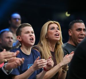 20-03-2013 SPORT; BADR HARI VOOR HET EERST WEER IN DE RING BIJ K-1 GEVECHT IN ZAGREB. Na een korte periode van veel trainen stond Badr Hari weer in de ring in de ARENA van Zagreb. Estelle-Maxime en Joelle waren mee om Badr toe te juichen. Helaas liep Badr in de eerste ronde een heftige  blessure op zodat hij niet verder kon naar de eventuele finale plaats.
foto: Albert den Iseger.