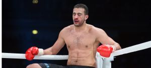 20-03-2013 SPORT; BADR HARI VOOR HET EERST WEER IN DE RING BIJ K-1 GEVECHT IN ZAGREB. Na een korte periode van veel trainen stond Badr Hari weer in de ring in de ARENA van Zagreb. Estelle-Maxime en Joelle waren mee om Badr toe te juichen. Helaas liep Badr in de eerste ronde een heftige  blessure op zodat hij niet verder kon naar de eventuele finale plaats.
foto: Albert den Iseger.