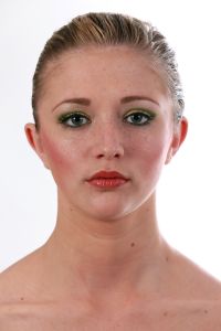 03-03-2013 ONDERWIJS; HAARLEMSE AKADEMIE HEEFT WEER 1 STE FOTOSHOOT VAN BEGINNENDE VISAGISTEN EN HUN MODELLEN. Het was weer heel gezellig druk in de studio van de HAARLEMSE AKADEMIE, de cursisten hadden hun eerste foto shoot met als opdracht BRUIDS make up en een GALA make up. 
foto: Albert den Iseger.