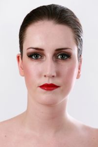 03-03-2013 ONDERWIJS; HAARLEMSE AKADEMIE HEEFT WEER 1 STE FOTOSHOOT VAN BEGINNENDE VISAGISTEN EN HUN MODELLEN. Het was weer heel gezellig druk in de studio van de HAARLEMSE AKADEMIE, de cursisten hadden hun eerste foto shoot met als opdracht BRUIDS  make up en een GALA make up. 
foto: Albert den Iseger.