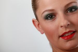 03-03-2013 ONDERWIJS; HAARLEMSE AKADEMIE HEEFT WEER 1 STE FOTOSHOOT VAN BEGINNENDE VISAGISTEN EN HUN MODELLEN. Het was weer heel gezellig druk in de studio van de HAARLEMSE AKADEMIE, de cursisten hadden hun eerste foto shoot met als opdracht BRUIDS  make up en een GALA make up. 
foto: Albert den Iseger.