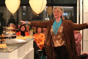 31-03-2013 SHOWBIZZ; SHEILA DE VRIES GEEFT EXCLUSIEVE AVONDSHOW. AMSTERDAM - Het is akelig koud de hele week. Een snijdende wind, constateerde fashiondesigner Sheila De Vries die een exclusieve avondshow geeft voor haar klanten in haar winkel Sheila & Gideon Collections in de Cornelis Schuytstraat. Maar ondanks het ijskoude weer presenteren wij vanavond toch veel lange luchtige zomerjurken met een lage rug. Sheila De Vries werd onder meer bekend door de prachtige couture die zij ontwerpt voor Koningin Beatrix. Iedereen wacht met spanning op De Jurk van 30 april. Maar vanavond wordt haar show gepresenteerd door ... de actrices van Purper.
Zij laten in haar winkel in de hoofdstad haar nieuwe collectie zien. Met veel lange jurken en kaftans voor iedere maat en figuur. Van slankmakende voile en kantachtige materialen. Sheila reist de hele wereld af voor deze unieke stoffen waarvan zij zeer verschillende creaties maakt. Deze keer adviseert zij haar klanten voor de zomer altijd iets van zwart en wit in de kast te hebben. En dat mag ook best in een dessin zijn uitgevoerd.
Sheila maakt prachtige feelgood-jurken die iedere vrouw zowel op een gala als op een avond thuis fasntastisch staan. Jasjes met een meesterlijk dessin, bijzondere tassen, schoenen en sieraden naar eigen ontwerp. En Gideon toont markante jacks voor de moderne man. 
Alle actrices van Purper hebben hun eigen onnavolgbare manier om de creaties van Sheila aan de klanten te tonen. De markante verschijning van Gerrie Van der Klei is onvergetelijk als zij tijdens haar ronde in een lange krijtwitte en rechte jurk van opengewerkt materiaal vol waardigheid met een grote donkere bril op snel een slokje uit een glas wijn gapt. Zoiets zul je een echte mannequin nooit zien doen. Celine Purcell met haar grappige uitstraling is eenvoudig zichzelf.
Ook de blonde Mylou Frencken maakt tijdens deze show wat vrolijke danspassen die herinneren aan de Zumba van de sportschool. Enkele van de klanten van Sheila vertellen mij tijdens de afterparty deze show zo waarderen omdat hier nu eens dames met echte rondingen te zien zijn die ieder hun eigen stijl hebben... Dat klopt want de mysterieuze gratie van professionele mannequins is echt een vak apart. Toch weet Sheila s muze Anouk Van Nes als getraind danseres in een lange zwarte galajurk deze stijl met haar bijzondere flair goed te presenteren.
Het publiek houdt af en toe de adem in bij deze bijzondere Purper-presentatie. Maar hoe verrassend is dit theaterseizoen waar in plaats van vier heren in rokkostuum nu eens een groep van vier vrouwen in rok op de buhne als Purper optreedt. Vier dames die van wanten weten! De Purper Ladies zijn Gerrie Van der Klei, Anouk Van Nes, Celine Purcell en Mylou Frencken.
Vier vakvrouwen ook die hun sporen in het theater ruimschoots hebben verdiend en garant staan voor topkwaliteit, passend bij de Purper traditie. Een traditie die zich in het komend seizoen zal vernieuwen en verdiepen. Vrouwen van verschillende leeftijd en achtergrond die het publiek een avondlang zinnig entertainen. Vrouwen met lef, gein en geweldige stemmen. Het moet een Purper op haar best worden. Uniek. Als genre op zich, niet te imiteren.
Thema: Hoe staan vrouwen van verschillende leeftijden vandaag de dag in het leven? Een onderwerp dat met een gezonde dosis zelfspot tot een hilarische theateravond zal leiden. 
Fasten your seatbelts: de Purper Ladies komen eraan! Het wordt een heerlijk avondje uit!
foto: Albert den Iseger.