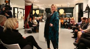 31-03-2013 SHOWBIZZ; SHEILA DE VRIES GEEFT EXCLUSIEVE AVONDSHOW. AMSTERDAM - Het is akelig koud de hele week. Een snijdende wind, constateerde fashiondesigner Sheila De Vries die een exclusieve avondshow geeft voor haar klanten in haar winkel Sheila & Gideon Collections in de Cornelis Schuytstraat. Maar ondanks het ijskoude weer presenteren wij vanavond toch veel lange luchtige zomerjurken met een lage rug. Sheila De Vries werd onder meer bekend door de prachtige couture die zij ontwerpt voor Koningin Beatrix. Iedereen wacht met spanning op De Jurk van 30 april. Maar vanavond wordt haar show gepresenteerd door ... de actrices van Purper.
Zij laten in haar winkel in de hoofdstad haar nieuwe collectie zien. Met veel lange jurken en kaftans voor iedere maat en figuur. Van slankmakende voile en kantachtige materialen. Sheila reist de hele wereld af voor deze unieke stoffen waarvan zij zeer verschillende creaties maakt. Deze keer adviseert zij haar klanten voor de zomer altijd iets van zwart en wit in de kast te hebben. En dat mag ook best in een dessin zijn uitgevoerd.
Sheila maakt prachtige feelgood-jurken die iedere vrouw zowel op een gala als op een avond thuis fasntastisch staan. Jasjes met een meesterlijk dessin, bijzondere tassen, schoenen en sieraden naar eigen ontwerp. En Gideon toont markante jacks voor de moderne man. 
Alle actrices van Purper hebben hun eigen onnavolgbare manier om de creaties van Sheila aan de klanten te tonen. De markante verschijning van Gerrie Van der Klei is onvergetelijk als zij tijdens haar ronde in een lange krijtwitte en rechte jurk van opengewerkt materiaal vol waardigheid met een grote donkere bril op snel een slokje uit een glas wijn gapt. Zoiets zul je een echte mannequin nooit zien doen. Celine Purcell met haar grappige uitstraling is eenvoudig zichzelf.
Ook de blonde Mylou Frencken maakt tijdens deze show wat vrolijke danspassen die herinneren aan de Zumba van de sportschool. Enkele van de klanten van Sheila vertellen mij tijdens de afterparty deze show zo waarderen omdat hier nu eens dames met echte rondingen te zien zijn die ieder hun eigen stijl hebben... Dat klopt want de mysterieuze gratie van professionele mannequins is echt een vak apart. Toch weet Sheila s muze Anouk Van Nes als getraind danseres in een lange zwarte galajurk deze stijl met haar bijzondere flair goed te presenteren.
Het publiek houdt af en toe de adem in bij deze bijzondere Purper-presentatie. Maar hoe verrassend is dit theaterseizoen waar in plaats van vier heren in rokkostuum nu eens een groep van vier vrouwen in rok op de buhne als Purper optreedt. Vier dames die van wanten weten! De Purper Ladies zijn Gerrie Van der Klei, Anouk Van Nes, Celine Purcell en Mylou Frencken.
Vier vakvrouwen ook die hun sporen in het theater ruimschoots hebben verdiend en garant staan voor topkwaliteit, passend bij de Purper traditie. Een traditie die zich in het komend seizoen zal vernieuwen en verdiepen. Vrouwen van verschillende leeftijd en achtergrond die het publiek een avondlang zinnig entertainen. Vrouwen met lef, gein en geweldige stemmen. Het moet een Purper op haar best worden. Uniek. Als genre op zich, niet te imiteren.
Thema: Hoe staan vrouwen van verschillende leeftijden vandaag de dag in het leven? Een onderwerp dat met een gezonde dosis zelfspot tot een hilarische theateravond zal leiden. 
Fasten your seatbelts: de Purper Ladies komen eraan! Het wordt een heerlijk avondje uit!
foto: Albert den Iseger.