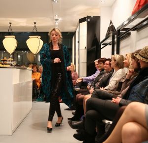 31-03-2013 SHOWBIZZ; SHEILA DE VRIES GEEFT EXCLUSIEVE AVONDSHOW. AMSTERDAM - Het is akelig koud de hele week. Een snijdende wind, constateerde fashiondesigner Sheila De Vries die een exclusieve avondshow geeft voor haar klanten in haar winkel Sheila & Gideon Collections in de Cornelis Schuytstraat. Maar ondanks het ijskoude weer presenteren wij vanavond toch veel lange luchtige zomerjurken met een lage rug. Sheila De Vries werd onder meer bekend door de prachtige couture die zij ontwerpt voor Koningin Beatrix. Iedereen wacht met spanning op De Jurk van 30 april. Maar vanavond wordt haar show gepresenteerd door ... de actrices van Purper.
Zij laten in haar winkel in de hoofdstad haar nieuwe collectie zien. Met veel lange jurken en kaftans voor iedere maat en figuur. Van slankmakende voile en kantachtige materialen. Sheila reist de hele wereld af voor deze unieke stoffen waarvan zij zeer verschillende creaties maakt. Deze keer adviseert zij haar klanten voor de zomer altijd iets van zwart en wit in de kast te hebben. En dat mag ook best in een dessin zijn uitgevoerd.
Sheila maakt prachtige feelgood-jurken die iedere vrouw zowel op een gala als op een avond thuis fasntastisch staan. Jasjes met een meesterlijk dessin, bijzondere tassen, schoenen en sieraden naar eigen ontwerp. En Gideon toont markante jacks voor de moderne man. 
Alle actrices van Purper hebben hun eigen onnavolgbare manier om de creaties van Sheila aan de klanten te tonen. De markante verschijning van Gerrie Van der Klei is onvergetelijk als zij tijdens haar ronde in een lange krijtwitte en rechte jurk van opengewerkt materiaal vol waardigheid met een grote donkere bril op snel een slokje uit een glas wijn gapt. Zoiets zul je een echte mannequin nooit zien doen. Celine Purcell met haar grappige uitstraling is eenvoudig zichzelf.
Ook de blonde Mylou Frencken maakt tijdens deze show wat vrolijke danspassen die herinneren aan de Zumba van de sportschool. Enkele van de klanten van Sheila vertellen mij tijdens de afterparty deze show zo waarderen omdat hier nu eens dames met echte rondingen te zien zijn die ieder hun eigen stijl hebben... Dat klopt want de mysterieuze gratie van professionele mannequins is echt een vak apart. Toch weet Sheila s muze Anouk Van Nes als getraind danseres in een lange zwarte galajurk deze stijl met haar bijzondere flair goed te presenteren.
Het publiek houdt af en toe de adem in bij deze bijzondere Purper-presentatie. Maar hoe verrassend is dit theaterseizoen waar in plaats van vier heren in rokkostuum nu eens een groep van vier vrouwen in rok op de buhne als Purper optreedt. Vier dames die van wanten weten! De Purper Ladies zijn Gerrie Van der Klei, Anouk Van Nes, Celine Purcell en Mylou Frencken.
Vier vakvrouwen ook die hun sporen in het theater ruimschoots hebben verdiend en garant staan voor topkwaliteit, passend bij de Purper traditie. Een traditie die zich in het komend seizoen zal vernieuwen en verdiepen. Vrouwen van verschillende leeftijd en achtergrond die het publiek een avondlang zinnig entertainen. Vrouwen met lef, gein en geweldige stemmen. Het moet een Purper op haar best worden. Uniek. Als genre op zich, niet te imiteren.
Thema: Hoe staan vrouwen van verschillende leeftijden vandaag de dag in het leven? Een onderwerp dat met een gezonde dosis zelfspot tot een hilarische theateravond zal leiden. 
Fasten your seatbelts: de Purper Ladies komen eraan! Het wordt een heerlijk avondje uit!
foto: Albert den Iseger.