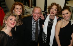 31-03-2013 SHOWBIZZ; SHEILA DE VRIES GEEFT EXCLUSIEVE AVONDSHOW. AMSTERDAM - Het is akelig koud de hele week. Een snijdende wind, constateerde fashiondesigner Sheila De Vries die een exclusieve avondshow geeft voor haar klanten in haar winkel Sheila & Gideon Collections in de Cornelis Schuytstraat. Maar ondanks het ijskoude weer presenteren wij vanavond toch veel lange luchtige zomerjurken met een lage rug. Sheila De Vries werd onder meer bekend door de prachtige couture die zij ontwerpt voor Koningin Beatrix. Iedereen wacht met spanning op De Jurk van 30 april. Maar vanavond wordt haar show gepresenteerd door ... de actrices van Purper.
Zij laten in haar winkel in de hoofdstad haar nieuwe collectie zien. Met veel lange jurken en kaftans voor iedere maat en figuur. Van slankmakende voile en kantachtige materialen. Sheila reist de hele wereld af voor deze unieke stoffen waarvan zij zeer verschillende creaties maakt. Deze keer adviseert zij haar klanten voor de zomer altijd iets van zwart en wit in de kast te hebben. En dat mag ook best in een dessin zijn uitgevoerd.
Sheila maakt prachtige feelgood-jurken die iedere vrouw zowel op een gala als op een avond thuis fasntastisch staan. Jasjes met een meesterlijk dessin, bijzondere tassen, schoenen en sieraden naar eigen ontwerp. En Gideon toont markante jacks voor de moderne man. 
Alle actrices van Purper hebben hun eigen onnavolgbare manier om de creaties van Sheila aan de klanten te tonen. De markante verschijning van Gerrie Van der Klei is onvergetelijk als zij tijdens haar ronde in een lange krijtwitte en rechte jurk van opengewerkt materiaal vol waardigheid met een grote donkere bril op snel een slokje uit een glas wijn gapt. Zoiets zul je een echte mannequin nooit zien doen. Celine Purcell met haar grappige uitstraling is eenvoudig zichzelf.
Ook de blonde Mylou Frencken maakt tijdens deze show wat vrolijke danspassen die herinneren aan de Zumba van de sportschool. Enkele van de klanten van Sheila vertellen mij tijdens de afterparty deze show zo waarderen omdat hier nu eens dames met echte rondingen te zien zijn die ieder hun eigen stijl hebben... Dat klopt want de mysterieuze gratie van professionele mannequins is echt een vak apart. Toch weet Sheila s muze Anouk Van Nes als getraind danseres in een lange zwarte galajurk deze stijl met haar bijzondere flair goed te presenteren.
Het publiek houdt af en toe de adem in bij deze bijzondere Purper-presentatie. Maar hoe verrassend is dit theaterseizoen waar in plaats van vier heren in rokkostuum nu eens een groep van vier vrouwen in rok op de buhne als Purper optreedt. Vier dames die van wanten weten! De Purper Ladies zijn Gerrie Van der Klei, Anouk Van Nes, Celine Purcell en Mylou Frencken.
Vier vakvrouwen ook die hun sporen in het theater ruimschoots hebben verdiend en garant staan voor topkwaliteit, passend bij de Purper traditie. Een traditie die zich in het komend seizoen zal vernieuwen en verdiepen. Vrouwen van verschillende leeftijd en achtergrond die het publiek een avondlang zinnig entertainen. Vrouwen met lef, gein en geweldige stemmen. Het moet een Purper op haar best worden. Uniek. Als genre op zich, niet te imiteren.
Thema: Hoe staan vrouwen van verschillende leeftijden vandaag de dag in het leven? Een onderwerp dat met een gezonde dosis zelfspot tot een hilarische theateravond zal leiden. 
Fasten your seatbelts: de Purper Ladies komen eraan! Het wordt een heerlijk avondje uit!
foto: Albert den Iseger.