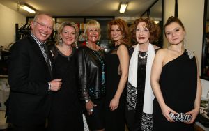 31-03-2013 SHOWBIZZ; SHEILA DE VRIES GEEFT EXCLUSIEVE AVONDSHOW. AMSTERDAM - Het is akelig koud de hele week. Een snijdende wind, constateerde fashiondesigner Sheila De Vries die een exclusieve avondshow geeft voor haar klanten in haar winkel Sheila & Gideon Collections in de Cornelis Schuytstraat. Maar ondanks het ijskoude weer presenteren wij vanavond toch veel lange luchtige zomerjurken met een lage rug. Sheila De Vries werd onder meer bekend door de prachtige couture die zij ontwerpt voor Koningin Beatrix. Iedereen wacht met spanning op De Jurk van 30 april. Maar vanavond wordt haar show gepresenteerd door ... de actrices van Purper.
Zij laten in haar winkel in de hoofdstad haar nieuwe collectie zien. Met veel lange jurken en kaftans voor iedere maat en figuur. Van slankmakende voile en kantachtige materialen. Sheila reist de hele wereld af voor deze unieke stoffen waarvan zij zeer verschillende creaties maakt. Deze keer adviseert zij haar klanten voor de zomer altijd iets van zwart en wit in de kast te hebben. En dat mag ook best in een dessin zijn uitgevoerd.
Sheila maakt prachtige feelgood-jurken die iedere vrouw zowel op een gala als op een avond thuis fasntastisch staan. Jasjes met een meesterlijk dessin, bijzondere tassen, schoenen en sieraden naar eigen ontwerp. En Gideon toont markante jacks voor de moderne man. 
Alle actrices van Purper hebben hun eigen onnavolgbare manier om de creaties van Sheila aan de klanten te tonen. De markante verschijning van Gerrie Van der Klei is onvergetelijk als zij tijdens haar ronde in een lange krijtwitte en rechte jurk van opengewerkt materiaal vol waardigheid met een grote donkere bril op snel een slokje uit een glas wijn gapt. Zoiets zul je een echte mannequin nooit zien doen. Celine Purcell met haar grappige uitstraling is eenvoudig zichzelf.
Ook de blonde Mylou Frencken maakt tijdens deze show wat vrolijke danspassen die herinneren aan de Zumba van de sportschool. Enkele van de klanten van Sheila vertellen mij tijdens de afterparty deze show zo waarderen omdat hier nu eens dames met echte rondingen te zien zijn die ieder hun eigen stijl hebben... Dat klopt want de mysterieuze gratie van professionele mannequins is echt een vak apart. Toch weet Sheila s muze Anouk Van Nes als getraind danseres in een lange zwarte galajurk deze stijl met haar bijzondere flair goed te presenteren.
Het publiek houdt af en toe de adem in bij deze bijzondere Purper-presentatie. Maar hoe verrassend is dit theaterseizoen waar in plaats van vier heren in rokkostuum nu eens een groep van vier vrouwen in rok op de buhne als Purper optreedt. Vier dames die van wanten weten! De Purper Ladies zijn Gerrie Van der Klei, Anouk Van Nes, Celine Purcell en Mylou Frencken.
Vier vakvrouwen ook die hun sporen in het theater ruimschoots hebben verdiend en garant staan voor topkwaliteit, passend bij de Purper traditie. Een traditie die zich in het komend seizoen zal vernieuwen en verdiepen. Vrouwen van verschillende leeftijd en achtergrond die het publiek een avondlang zinnig entertainen. Vrouwen met lef, gein en geweldige stemmen. Het moet een Purper op haar best worden. Uniek. Als genre op zich, niet te imiteren.
Thema: Hoe staan vrouwen van verschillende leeftijden vandaag de dag in het leven? Een onderwerp dat met een gezonde dosis zelfspot tot een hilarische theateravond zal leiden. 
Fasten your seatbelts: de Purper Ladies komen eraan! Het wordt een heerlijk avondje uit!
foto: Albert den Iseger.