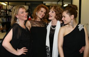31-03-2013 SHOWBIZZ; SHEILA DE VRIES GEEFT EXCLUSIEVE AVONDSHOW. AMSTERDAM - Het is akelig koud de hele week. Een snijdende wind, constateerde fashiondesigner Sheila De Vries die een exclusieve avondshow geeft voor haar klanten in haar winkel Sheila & Gideon Collections in de Cornelis Schuytstraat. Maar ondanks het ijskoude weer presenteren wij vanavond toch veel lange luchtige zomerjurken met een lage rug. Sheila De Vries werd onder meer bekend door de prachtige couture die zij ontwerpt voor Koningin Beatrix. Iedereen wacht met spanning op De Jurk van 30 april. Maar vanavond wordt haar show gepresenteerd door ... de actrices van Purper.
Zij laten in haar winkel in de hoofdstad haar nieuwe collectie zien. Met veel lange jurken en kaftans voor iedere maat en figuur. Van slankmakende voile en kantachtige materialen. Sheila reist de hele wereld af voor deze unieke stoffen waarvan zij zeer verschillende creaties maakt. Deze keer adviseert zij haar klanten voor de zomer altijd iets van zwart en wit in de kast te hebben. En dat mag ook best in een dessin zijn uitgevoerd.
Sheila maakt prachtige feelgood-jurken die iedere vrouw zowel op een gala als op een avond thuis fasntastisch staan. Jasjes met een meesterlijk dessin, bijzondere tassen, schoenen en sieraden naar eigen ontwerp. En Gideon toont markante jacks voor de moderne man. 
Alle actrices van Purper hebben hun eigen onnavolgbare manier om de creaties van Sheila aan de klanten te tonen. De markante verschijning van Gerrie Van der Klei is onvergetelijk als zij tijdens haar ronde in een lange krijtwitte en rechte jurk van opengewerkt materiaal vol waardigheid met een grote donkere bril op snel een slokje uit een glas wijn gapt. Zoiets zul je een echte mannequin nooit zien doen. Celine Purcell met haar grappige uitstraling is eenvoudig zichzelf.
Ook de blonde Mylou Frencken maakt tijdens deze show wat vrolijke danspassen die herinneren aan de Zumba van de sportschool. Enkele van de klanten van Sheila vertellen mij tijdens de afterparty deze show zo waarderen omdat hier nu eens dames met echte rondingen te zien zijn die ieder hun eigen stijl hebben... Dat klopt want de mysterieuze gratie van professionele mannequins is echt een vak apart. Toch weet Sheila s muze Anouk Van Nes als getraind danseres in een lange zwarte galajurk deze stijl met haar bijzondere flair goed te presenteren.
Het publiek houdt af en toe de adem in bij deze bijzondere Purper-presentatie. Maar hoe verrassend is dit theaterseizoen waar in plaats van vier heren in rokkostuum nu eens een groep van vier vrouwen in rok op de buhne als Purper optreedt. Vier dames die van wanten weten! De Purper Ladies zijn Gerrie Van der Klei, Anouk Van Nes, Celine Purcell en Mylou Frencken.
Vier vakvrouwen ook die hun sporen in het theater ruimschoots hebben verdiend en garant staan voor topkwaliteit, passend bij de Purper traditie. Een traditie die zich in het komend seizoen zal vernieuwen en verdiepen. Vrouwen van verschillende leeftijd en achtergrond die het publiek een avondlang zinnig entertainen. Vrouwen met lef, gein en geweldige stemmen. Het moet een Purper op haar best worden. Uniek. Als genre op zich, niet te imiteren.
Thema: Hoe staan vrouwen van verschillende leeftijden vandaag de dag in het leven? Een onderwerp dat met een gezonde dosis zelfspot tot een hilarische theateravond zal leiden. 
Fasten your seatbelts: de Purper Ladies komen eraan! Het wordt een heerlijk avondje uit!
foto: Albert den Iseger.
