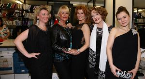 31-03-2013 SHOWBIZZ; SHEILA DE VRIES GEEFT EXCLUSIEVE AVONDSHOW. AMSTERDAM - Het is akelig koud de hele week. Een snijdende wind, constateerde fashiondesigner Sheila De Vries die een exclusieve avondshow geeft voor haar klanten in haar winkel Sheila & Gideon Collections in de Cornelis Schuytstraat. Maar ondanks het ijskoude weer presenteren wij vanavond toch veel lange luchtige zomerjurken met een lage rug. Sheila De Vries werd onder meer bekend door de prachtige couture die zij ontwerpt voor Koningin Beatrix. Iedereen wacht met spanning op De Jurk van 30 april. Maar vanavond wordt haar show gepresenteerd door ... de actrices van Purper.
Zij laten in haar winkel in de hoofdstad haar nieuwe collectie zien. Met veel lange jurken en kaftans voor iedere maat en figuur. Van slankmakende voile en kantachtige materialen. Sheila reist de hele wereld af voor deze unieke stoffen waarvan zij zeer verschillende creaties maakt. Deze keer adviseert zij haar klanten voor de zomer altijd iets van zwart en wit in de kast te hebben. En dat mag ook best in een dessin zijn uitgevoerd.
Sheila maakt prachtige feelgood-jurken die iedere vrouw zowel op een gala als op een avond thuis fasntastisch staan. Jasjes met een meesterlijk dessin, bijzondere tassen, schoenen en sieraden naar eigen ontwerp. En Gideon toont markante jacks voor de moderne man. 
Alle actrices van Purper hebben hun eigen onnavolgbare manier om de creaties van Sheila aan de klanten te tonen. De markante verschijning van Gerrie Van der Klei is onvergetelijk als zij tijdens haar ronde in een lange krijtwitte en rechte jurk van opengewerkt materiaal vol waardigheid met een grote donkere bril op snel een slokje uit een glas wijn gapt. Zoiets zul je een echte mannequin nooit zien doen. Celine Purcell met haar grappige uitstraling is eenvoudig zichzelf.
Ook de blonde Mylou Frencken maakt tijdens deze show wat vrolijke danspassen die herinneren aan de Zumba van de sportschool. Enkele van de klanten van Sheila vertellen mij tijdens de afterparty deze show zo waarderen omdat hier nu eens dames met echte rondingen te zien zijn die ieder hun eigen stijl hebben... Dat klopt want de mysterieuze gratie van professionele mannequins is echt een vak apart. Toch weet Sheila s muze Anouk Van Nes als getraind danseres in een lange zwarte galajurk deze stijl met haar bijzondere flair goed te presenteren.
Het publiek houdt af en toe de adem in bij deze bijzondere Purper-presentatie. Maar hoe verrassend is dit theaterseizoen waar in plaats van vier heren in rokkostuum nu eens een groep van vier vrouwen in rok op de buhne als Purper optreedt. Vier dames die van wanten weten! De Purper Ladies zijn Gerrie Van der Klei, Anouk Van Nes, Celine Purcell en Mylou Frencken.
Vier vakvrouwen ook die hun sporen in het theater ruimschoots hebben verdiend en garant staan voor topkwaliteit, passend bij de Purper traditie. Een traditie die zich in het komend seizoen zal vernieuwen en verdiepen. Vrouwen van verschillende leeftijd en achtergrond die het publiek een avondlang zinnig entertainen. Vrouwen met lef, gein en geweldige stemmen. Het moet een Purper op haar best worden. Uniek. Als genre op zich, niet te imiteren.
Thema: Hoe staan vrouwen van verschillende leeftijden vandaag de dag in het leven? Een onderwerp dat met een gezonde dosis zelfspot tot een hilarische theateravond zal leiden. 
Fasten your seatbelts: de Purper Ladies komen eraan! Het wordt een heerlijk avondje uit!
foto: Albert den Iseger.