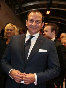 19-03-2013 SHOWBIZZ; NAJIB AMHALI IS VALENTINO IN NIEUWE NEDERLANDSE FAMILIE FILM. 
Valentino 39 jaar is een succesvolle Italiaanse Maserati-verkoper en heeft een relatie met Monique, de dochter van zijn baas. Hij staat op het punt promotie te maken en met zijn grote liefde te trouwen. Maar Valentino heeft een probleem; hij is namelijk geen Italiaan. Als zijn vader een hartaanval krijgt, doet hij een emotioneel beroep op zijn zoon. Valentino stemt in, maar al snel dreigt zijn promotie tot directeur hierdoor volledig in het water te vallen. En erger nog; door alle smoezen begint Monique te twijfelen aan zijn liefde. Om de vrouw van zijn dromen te behouden, zal Valentino zijn Italiaanse masker af moeten zetten. Wij waren bij de premiere in  PaltheTuschinski te Amsterdam en zagen een aantal BN ers de rode loper betreden.
Foto: Albert den Iseger.