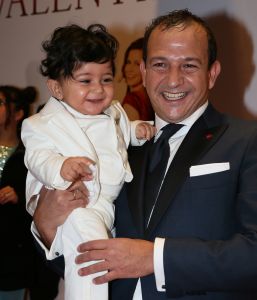 19-03-2013 SHOWBIZZ; NAJIB AMHALI IS VALENTINO IN NIEUWE NEDERLANDSE FAMILIE FILM. 
Valentino 39 jaar is een succesvolle Italiaanse Maserati-verkoper en heeft een relatie met Monique, de dochter van zijn baas. Hij staat op het punt promotie te maken en met zijn grote liefde te trouwen. Maar Valentino heeft een probleem; hij is namelijk geen Italiaan. Als zijn vader een hartaanval krijgt, doet hij een emotioneel beroep op zijn zoon. Valentino stemt in, maar al snel dreigt zijn promotie tot directeur hierdoor volledig in het water te vallen. En erger nog; door alle smoezen begint Monique te twijfelen aan zijn liefde. Om de vrouw van zijn dromen te behouden, zal Valentino zijn Italiaanse masker af moeten zetten. Wij waren bij de premiere in  PaltheTuschinski te Amsterdam en zagen een aantal BN ers de rode loper betreden.
Foto: Albert den Iseger.