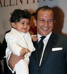 19-03-2013 SHOWBIZZ; NAJIB AMHALI IS VALENTINO IN NIEUWE NEDERLANDSE FAMILIE FILM. 
Valentino 39 jaar is een succesvolle Italiaanse Maserati-verkoper en heeft een relatie met Monique, de dochter van zijn baas. Hij staat op het punt promotie te maken en met zijn grote liefde te trouwen. Maar Valentino heeft een probleem; hij is namelijk geen Italiaan. Als zijn vader een hartaanval krijgt, doet hij een emotioneel beroep op zijn zoon. Valentino stemt in, maar al snel dreigt zijn promotie tot directeur hierdoor volledig in het water te vallen. En erger nog; door alle smoezen begint Monique te twijfelen aan zijn liefde. Om de vrouw van zijn dromen te behouden, zal Valentino zijn Italiaanse masker af moeten zetten. Wij waren bij de premiere in  PaltheTuschinski te Amsterdam en zagen een aantal BN ers de rode loper betreden.
Foto: Albert den Iseger.