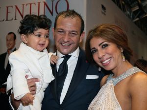 19-03-2013 SHOWBIZZ; NAJIB AMHALI IS VALENTINO IN NIEUWE NEDERLANDSE FAMILIE FILM. 
Valentino 39 jaar is een succesvolle Italiaanse Maserati-verkoper en heeft een relatie met Monique, de dochter van zijn baas. Hij staat op het punt promotie te maken en met zijn grote liefde te trouwen. Maar Valentino heeft een probleem; hij is namelijk geen Italiaan. Als zijn vader een hartaanval krijgt, doet hij een emotioneel beroep op zijn zoon. Valentino stemt in, maar al snel dreigt zijn promotie tot directeur hierdoor volledig in het water te vallen. En erger nog; door alle smoezen begint Monique te twijfelen aan zijn liefde. Om de vrouw van zijn dromen te behouden, zal Valentino zijn Italiaanse masker af moeten zetten. Wij waren bij de premiere in  PaltheTuschinski te Amsterdam en zagen een aantal BN ers de rode loper betreden.
Foto: Albert den Iseger.