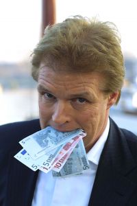 08-03-2013 SHOWBIZZ; PETER JAN RENS BLIJFT MAAR NEGATIEF IN HET NIEUWS. De kinder vriend vanaf 1984 tot 2002 blijft iedereen maar verbazen met zijn gedrag. Geld problemen, scheiding, schuld, buiten echtelijke kinderen enz enz. Nu weer een nieuwe vriendin van 43 jonger. Het kan allemaal niet op, deze keer krijgt voormalig Meneer Kaktus te maken met een diepgaand onderzoek van de Politie. De voormalig Meneer Kaktus kocht het huis in Amsterdam-Noord in 2006 via zijn holding. Na het faillisement zat Joke ermee opgezadeld, het werd op haar naam gezet.
Ze kan nu de kosten niet meer betalen. Ze kocht het huis voor 800.000 euro en liet er een hypotheek op vestigen van 1 miljoen.
Het huis, dat hier te zien is, is op last van de bank vier weken geleden te koop gezet voor 885.000 euro.
De woning heeft een woonoppervlakte van 175 vierkante meter en heeft een badkamer met onder meer een stoomcabine, het blijft maar doorjan met Peter Jan.
foto: Albert den Iseger
