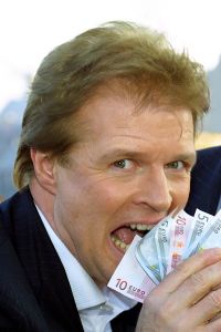08-03-2013 SHOWBIZZ; PETER JAN RENS BLIJFT MAAR NEGATIEF IN HET NIEUWS. De kinder vriend vanaf 1984 tot 2002 blijft iedereen maar verbazen met zijn gedrag. Geld problemen, scheiding, schuld, buiten echtelijke kinderen enz enz. Nu weer een nieuwe vriendin van 43 jonger. Het kan allemaal niet op, deze keer krijgt voormalig Meneer Kaktus te maken met een diepgaand onderzoek van de Politie. De voormalig Meneer Kaktus kocht het huis in Amsterdam-Noord in 2006 via zijn holding. Na het faillisement zat Joke ermee opgezadeld, het werd op haar naam gezet.
Ze kan nu de kosten niet meer betalen. Ze kocht het huis voor 800.000 euro en liet er een hypotheek op vestigen van 1 miljoen.
Het huis, dat hier te zien is, is op last van de bank vier weken geleden te koop gezet voor 885.000 euro.
De woning heeft een woonoppervlakte van 175 vierkante meter en heeft een badkamer met onder meer een stoomcabine, het blijft maar doorjan met Peter Jan.
foto: Albert den Iseger
