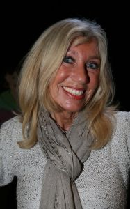 15-03-2013 SHOWBIZZ; HEDDY LESTER EN INE KUHR ZIJN DE FOUTE SARAHS.Vanaf de dag dat u vijftig wordt is niets meer hetzelfde. Plotseling wordt u bedolven onder de Sarah-aanbiedingen  van Tena Ladies, Durex glijmiddel tot artrose cremepjes. Maar dat is nog niet het ergste! Want opeens worden er ook allerlei eisen aan u gesteld door mensen die het beter weten. Maar als u weigert te schikken beginnen de problemen pas goed. Want voor foute Sarahs is geen plek in de samenleving. Logisch dus dat maar weinig Sarahs die strijd aangaan. Maar ze zijn er wel. Laat u meevoeren naar het hol van deze dappere leeuwinnen. Beleef de scherpe dialogen, ontboezemingen en levenshumor. Wees getuige van confrontaties tussen oudere en jongere vrouwen. Heddy Lester en Ine kuhr met in elk theater een gastacteur.
foto: Albert den Iseger