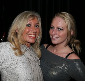 15-03-2013 SHOWBIZZ; HEDDY LESTER EN INE KUHR ZIJN DE FOUTE SARAHS.Vanaf de dag dat u vijftig wordt is niets meer hetzelfde. Plotseling wordt u bedolven onder de Sarah-aanbiedingen  van Tena Ladies, Durex glijmiddel tot artrose cremepjes. Maar dat is nog niet het ergste! Want opeens worden er ook allerlei eisen aan u gesteld door mensen die het beter weten. Maar als u weigert te schikken beginnen de problemen pas goed. Want voor foute Sarahs is geen plek in de samenleving. Logisch dus dat maar weinig Sarahs die strijd aangaan. Maar ze zijn er wel. Laat u meevoeren naar het hol van deze dappere leeuwinnen. Beleef de scherpe dialogen, ontboezemingen en levenshumor. Wees getuige van confrontaties tussen oudere en jongere vrouwen. Heddy Lester en Ine kuhr met in elk theater een gastacteur.
foto: Albert den Iseger