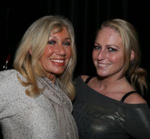 15-03-2013 SHOWBIZZ; HEDDY LESTER EN INE KUHR ZIJN DE FOUTE SARAHS.Vanaf de dag dat u vijftig wordt is niets meer hetzelfde. Plotseling wordt u bedolven onder de Sarah-aanbiedingen  van Tena Ladies, Durex glijmiddel tot artrose cremepjes. Maar dat is nog niet het ergste! Want opeens worden er ook allerlei eisen aan u gesteld door mensen die het beter weten. Maar als u weigert te schikken beginnen de problemen pas goed. Want voor foute Sarahs is geen plek in de samenleving. Logisch dus dat maar weinig Sarahs die strijd aangaan. Maar ze zijn er wel. Laat u meevoeren naar het hol van deze dappere leeuwinnen. Beleef de scherpe dialogen, ontboezemingen en levenshumor. Wees getuige van confrontaties tussen oudere en jongere vrouwen. Heddy Lester en Ine kuhr met in elk theater een gastacteur.
foto: Albert den Iseger
