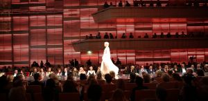 11-03-2014 SHOWBIZZ; ADDY VAN DEN KROMMENACKER PRESENTEERT VIAGGIO A VENEZIA Enkele dagen geleden kregen wij de uitnodiging of we bij de modeshow van Addy van den Krommenacker aanwezig wilden zijn. Wie kan daar nu  nee tegen zeggen. Dinsdag was eindelijk de grote dag!
Journalisten, modeliefhebbers, familie en goede vrienden van de Brabantse ontwerper betraden het Muziekgebouw aan t IJ in Amsterdam en natuurlijk was iedereen stijlvol gekleed. Tijdens de show, genaamd Viaggio a Venezia, liet ADDY drie van zijn nieuwe collecties zien: de zomer pret-a-porter lijn, winter pret-a-porter lijn en zijn couturecollectie.

Addy heeft zich voor zijn nieuwe collecties geheel laten inspireren door zijn grote liefde voor Italie. Voor de zomercollectie komen de invloeden rechtstreeks uit de badplaats Santa Margherita, waarbij blauw en wit met elkaar worden afgewisseld in zowel zwierige als zakelijke looks. De winterlijn laat de bekende stad Venetie eruit springen met donkere tinten en een mooie Italiaanse print.

De couturecollectie laat het nachtleven van het bruisende Italie zien. Diverse nudetinten en poederkleuren komen voorbij in de meest vrouwelijke jurken, waarvan iedere vrouw droomt. Strapless wordt afgewisseld met een split en rijkelijke glanzende stoffen met pailletten en veren. De laatste ronde betreft een gemaskerd bal met veel borduursels, tule en kant wat de ontwerpen een zeer romantische, sprookjesachtige en vrouwelijke uitstraling geeft. Oja, en laten we het topstuk van de avond, de bruidsjurk, niet vergeten! Wauw, wauw en nog eens wauw
foto: Albert den Iseger