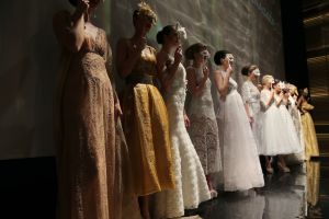 11-03-2014 SHOWBIZZ; ADDY VAN DEN KROMMENACKER PRESENTEERT VIAGGIO A VENEZIA Enkele dagen geleden kregen wij de uitnodiging of we bij de modeshow van Addy van den Krommenacker aanwezig wilden zijn. Wie kan daar nu  nee tegen zeggen. Dinsdag was eindelijk de grote dag!
Journalisten, modeliefhebbers, familie en goede vrienden van de Brabantse ontwerper betraden het Muziekgebouw aan t IJ in Amsterdam en natuurlijk was iedereen stijlvol gekleed. Tijdens de show, genaamd Viaggio a Venezia, liet ADDY drie van zijn nieuwe collecties zien: de zomer pret-a-porter lijn, winter pret-a-porter lijn en zijn couturecollectie.

Addy heeft zich voor zijn nieuwe collecties geheel laten inspireren door zijn grote liefde voor Italie. Voor de zomercollectie komen de invloeden rechtstreeks uit de badplaats Santa Margherita, waarbij blauw en wit met elkaar worden afgewisseld in zowel zwierige als zakelijke looks. De winterlijn laat de bekende stad Venetie eruit springen met donkere tinten en een mooie Italiaanse print.

De couturecollectie laat het nachtleven van het bruisende Italie zien. Diverse nudetinten en poederkleuren komen voorbij in de meest vrouwelijke jurken, waarvan iedere vrouw droomt. Strapless wordt afgewisseld met een split en rijkelijke glanzende stoffen met pailletten en veren. De laatste ronde betreft een gemaskerd bal met veel borduursels, tule en kant wat de ontwerpen een zeer romantische, sprookjesachtige en vrouwelijke uitstraling geeft. Oja, en laten we het topstuk van de avond, de bruidsjurk, niet vergeten! Wauw, wauw en nog eens wauw
foto: Albert den Iseger